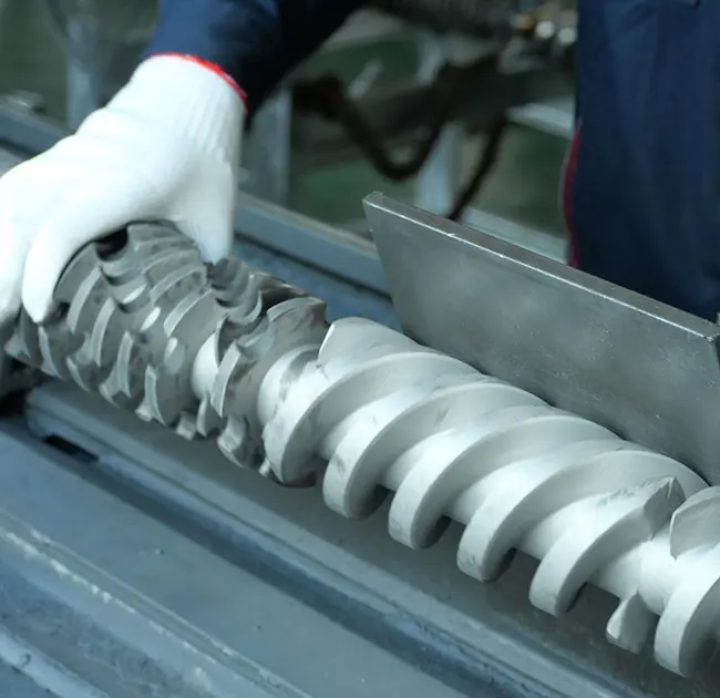 एक्सट्रूडर में बार-बार काली रेखाएँ क्यों दिखाई देती हैं? यह लेख आपको सिखाता है कि कैसे जल्दी से यह निर्धारित किया जाए कि यह बैरल या स्क्रू की समस्या के कारण है।